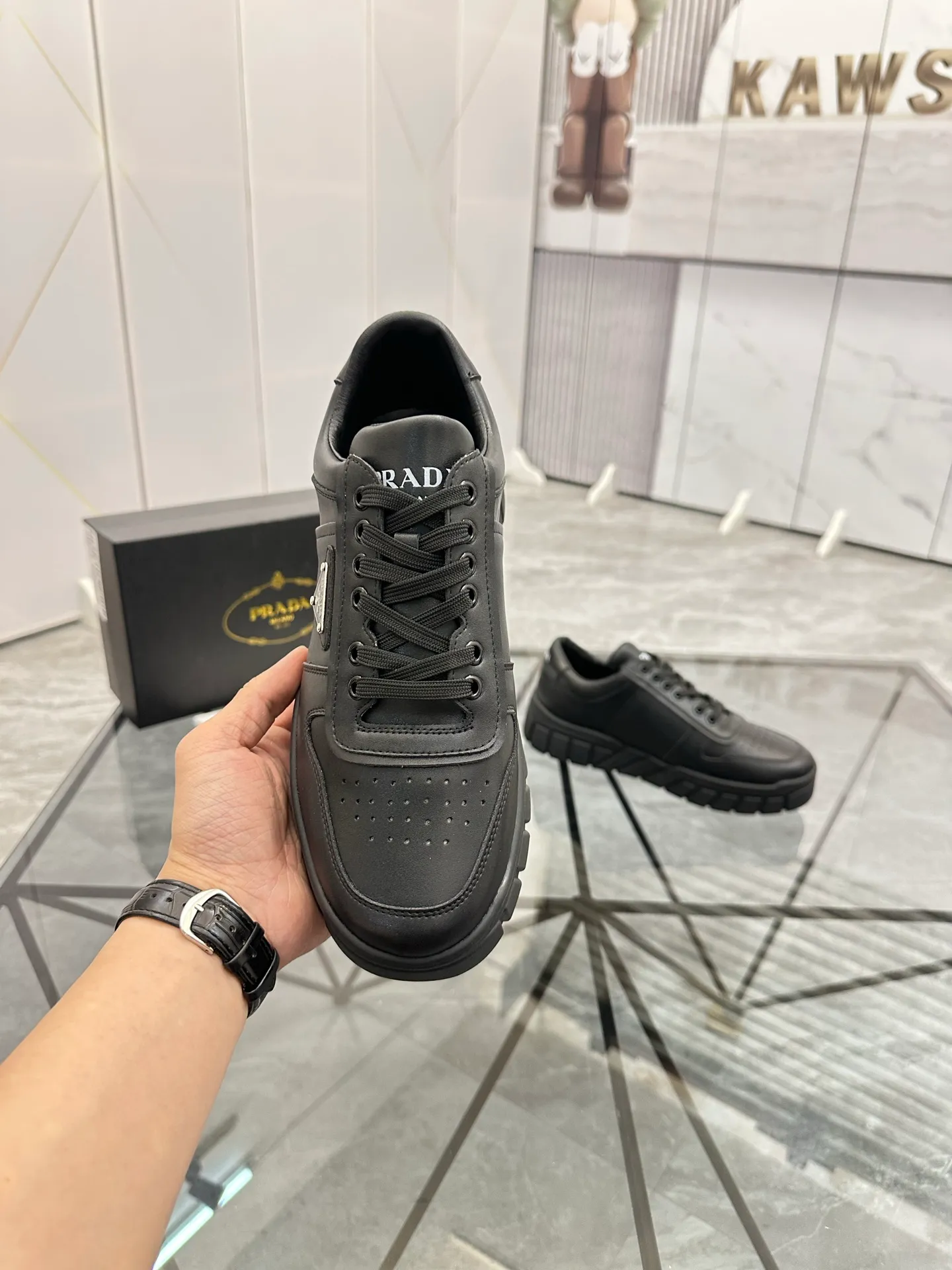 Men's shoes: 💰P420¥ Product trademark: Prada *"Prada*" low-top casual shoes Regular size: 38-44 (can be customized to 45) Product materials: imported cowhide upper, sheepskin lining, original outsole. Number: 020